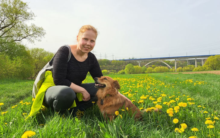 Amelie Grainger mit Hund Amelie Grainger mit Hund