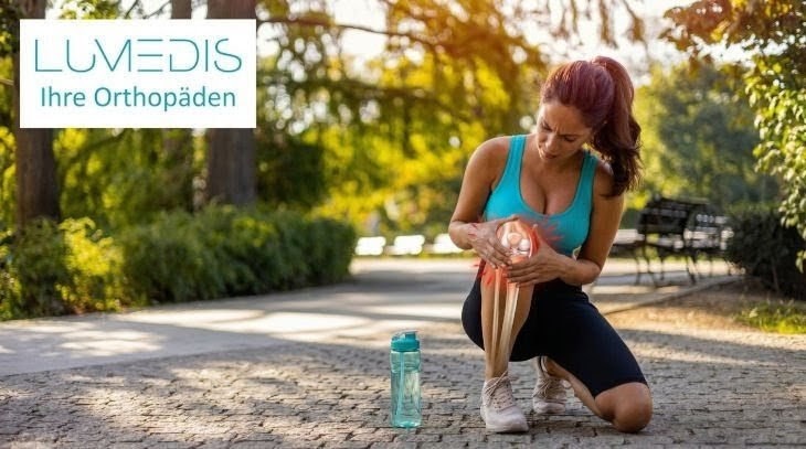 Frau mit Knieschmerzen beim Joggen Frau mit Knieschmerzen beim Joggen